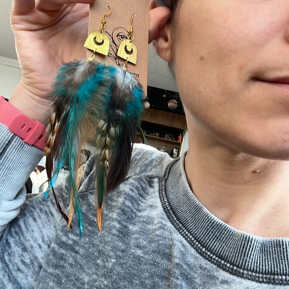 Turquoise blue & natural long feather earrings with gold crescent moons - Picture 5 of 5
